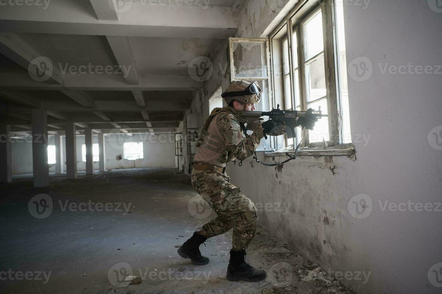 soldat en action près du magasin de changement de fenêtre et se mettre à l'abri photo