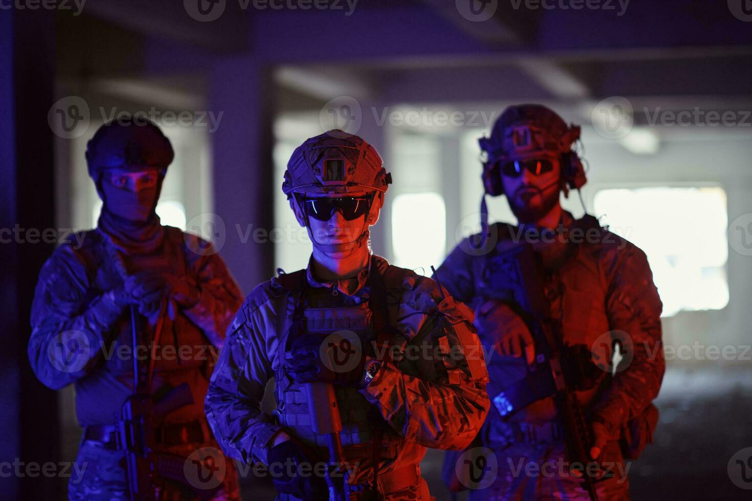 portrait d'équipe d'escouade de soldats en milieu urbain lumière colorée photo