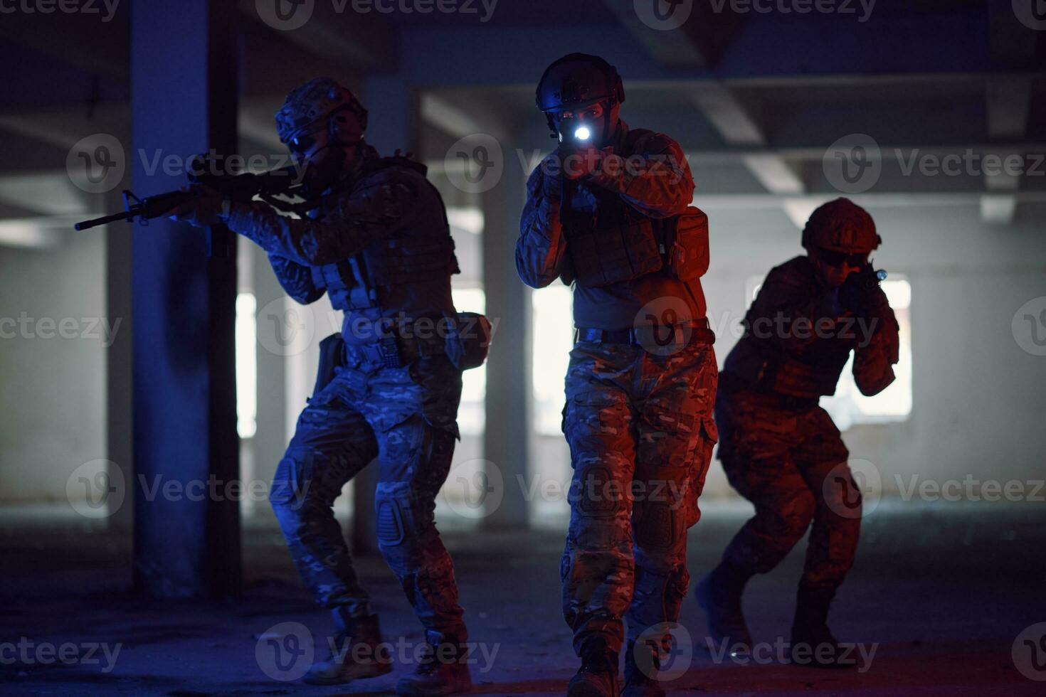 escouade de soldats en formation tactique ayant une action environnement urbain photo