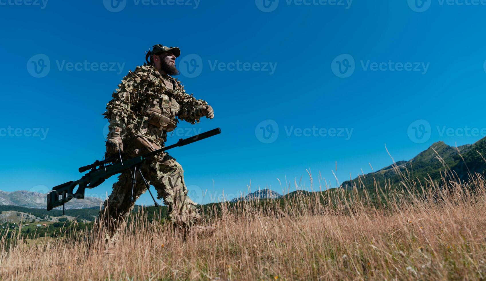 armée soldat en portant une tireur d'élite fusil avec portée et en marchant dans le forêt. guerre, armée, La technologie et gens concept. photo