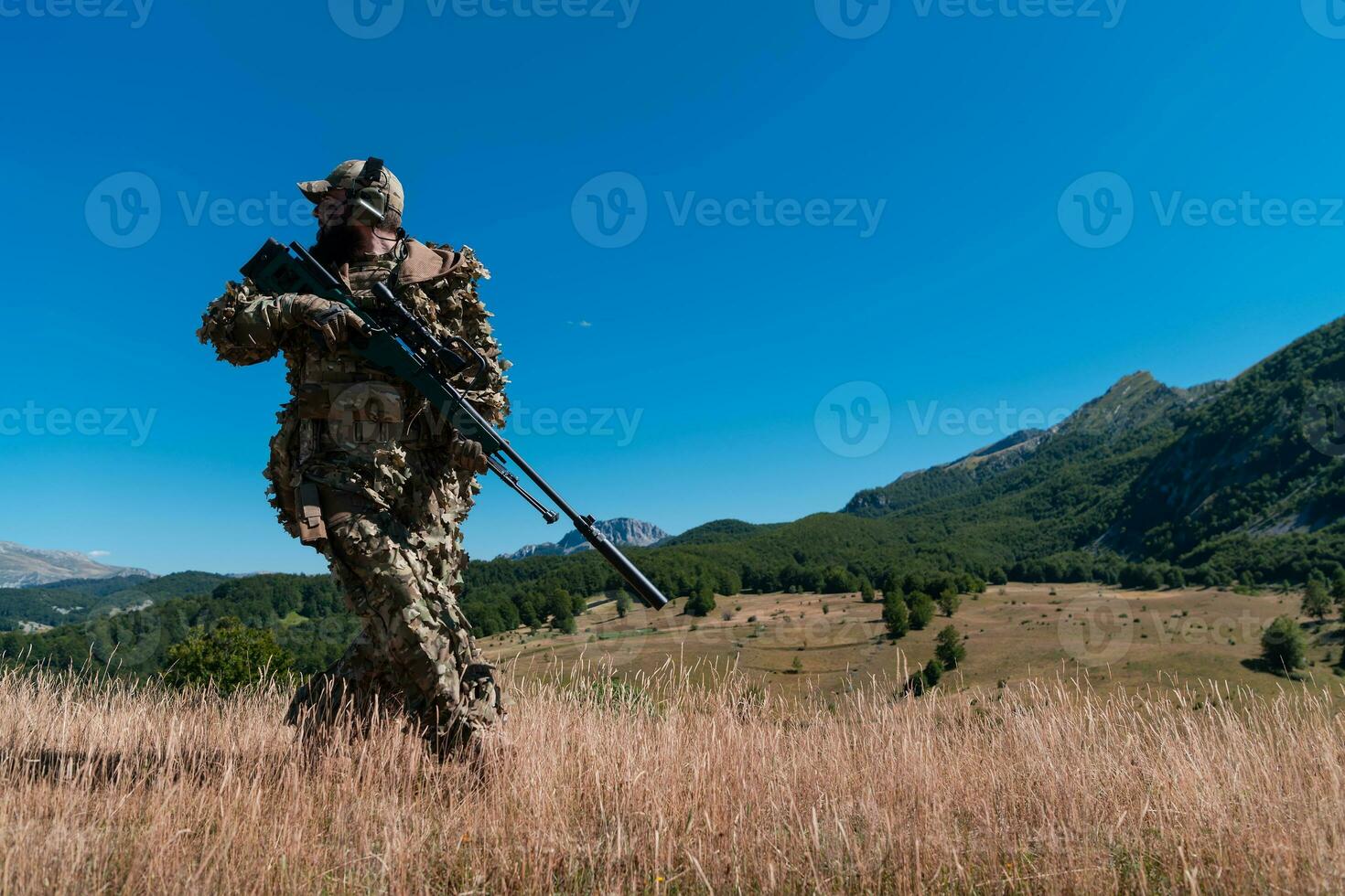 armée soldat en portant tireur d'élite fusil avec portée et visée dans forêt. guerre, armée, La technologie et gens concept photo