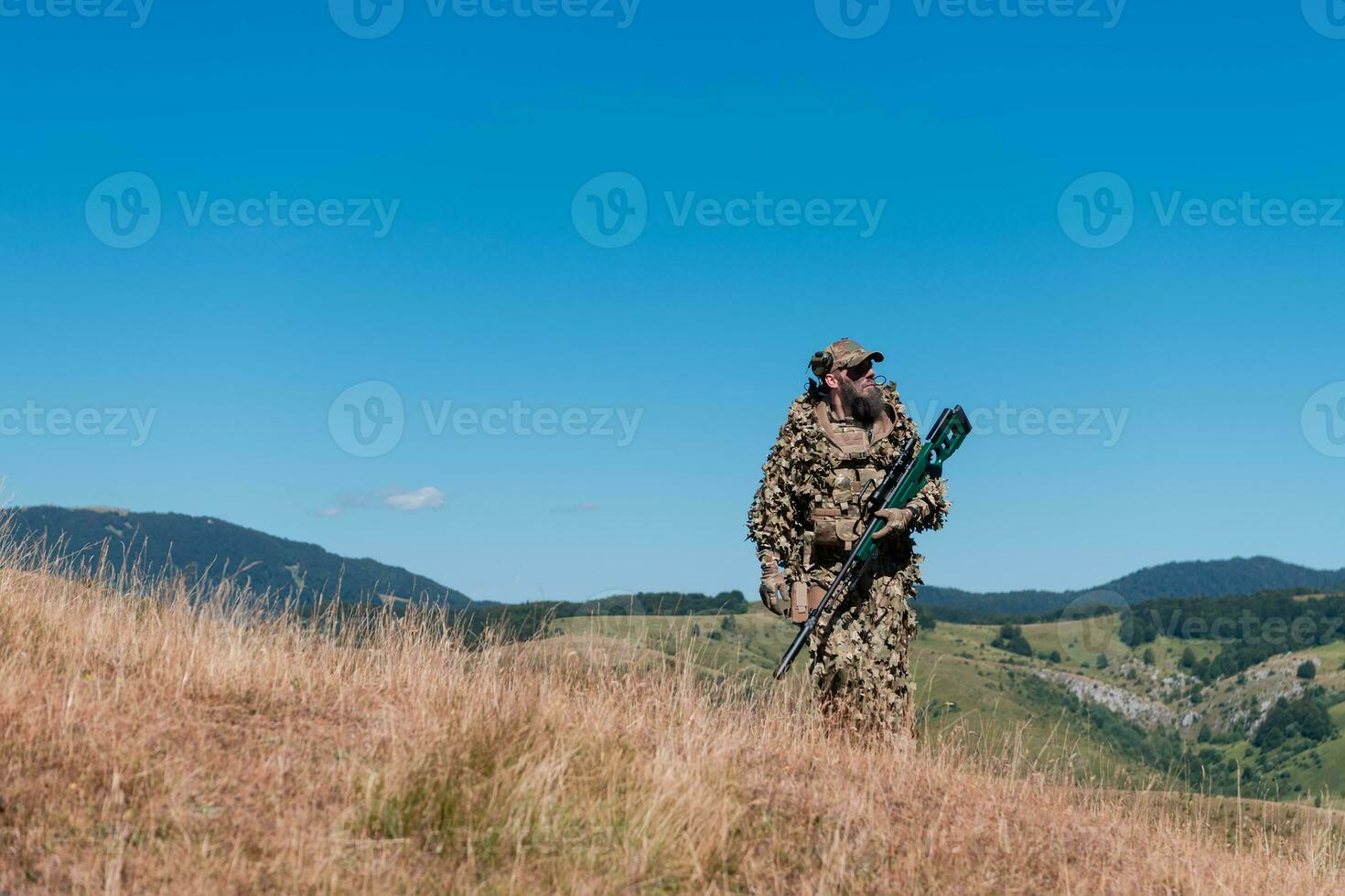 armée soldat en portant une tireur d'élite fusil avec portée et en marchant dans le forêt. guerre, armée, La technologie et gens concept. photo