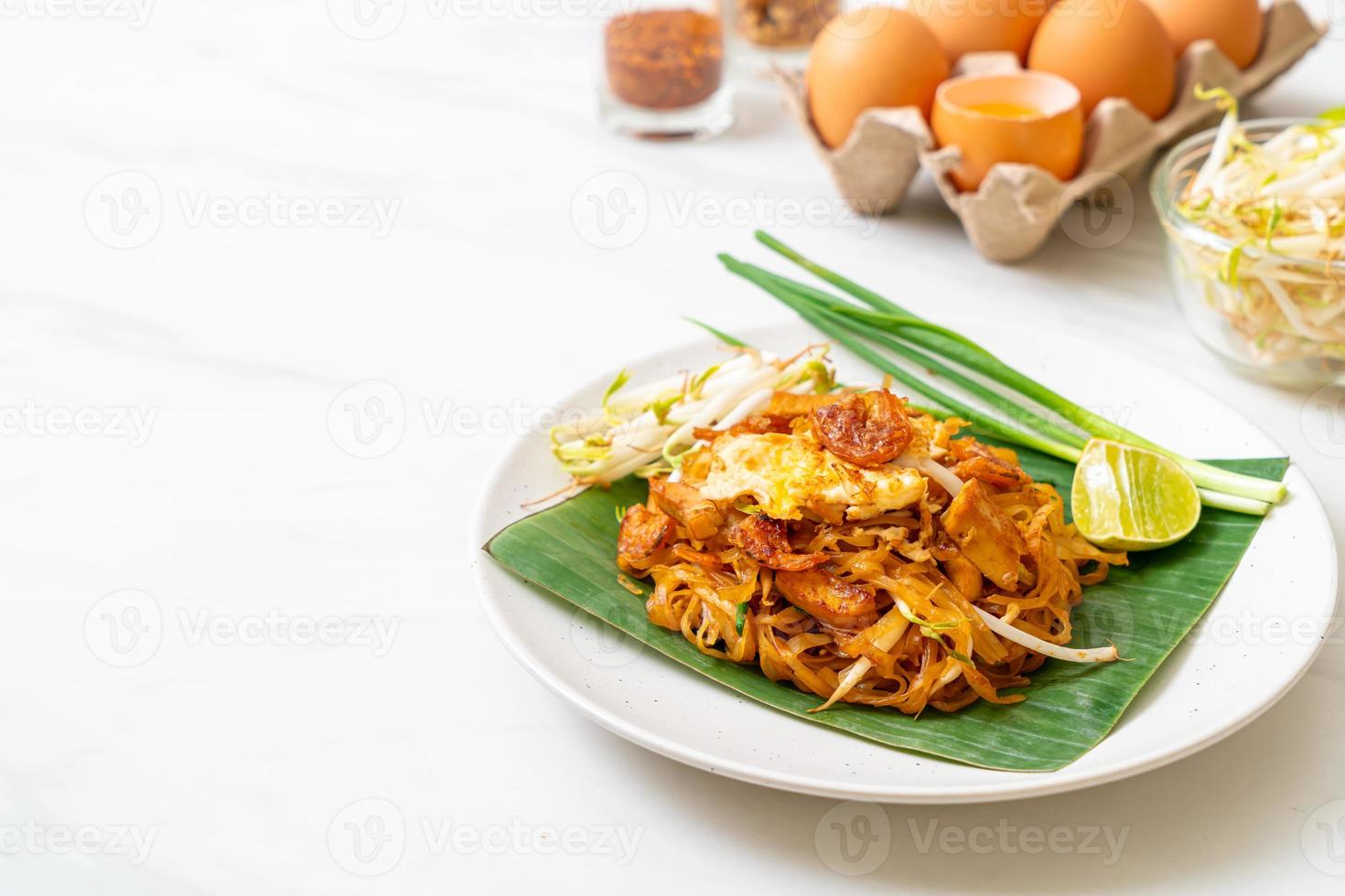 pad thai - nouilles de riz sautées photo