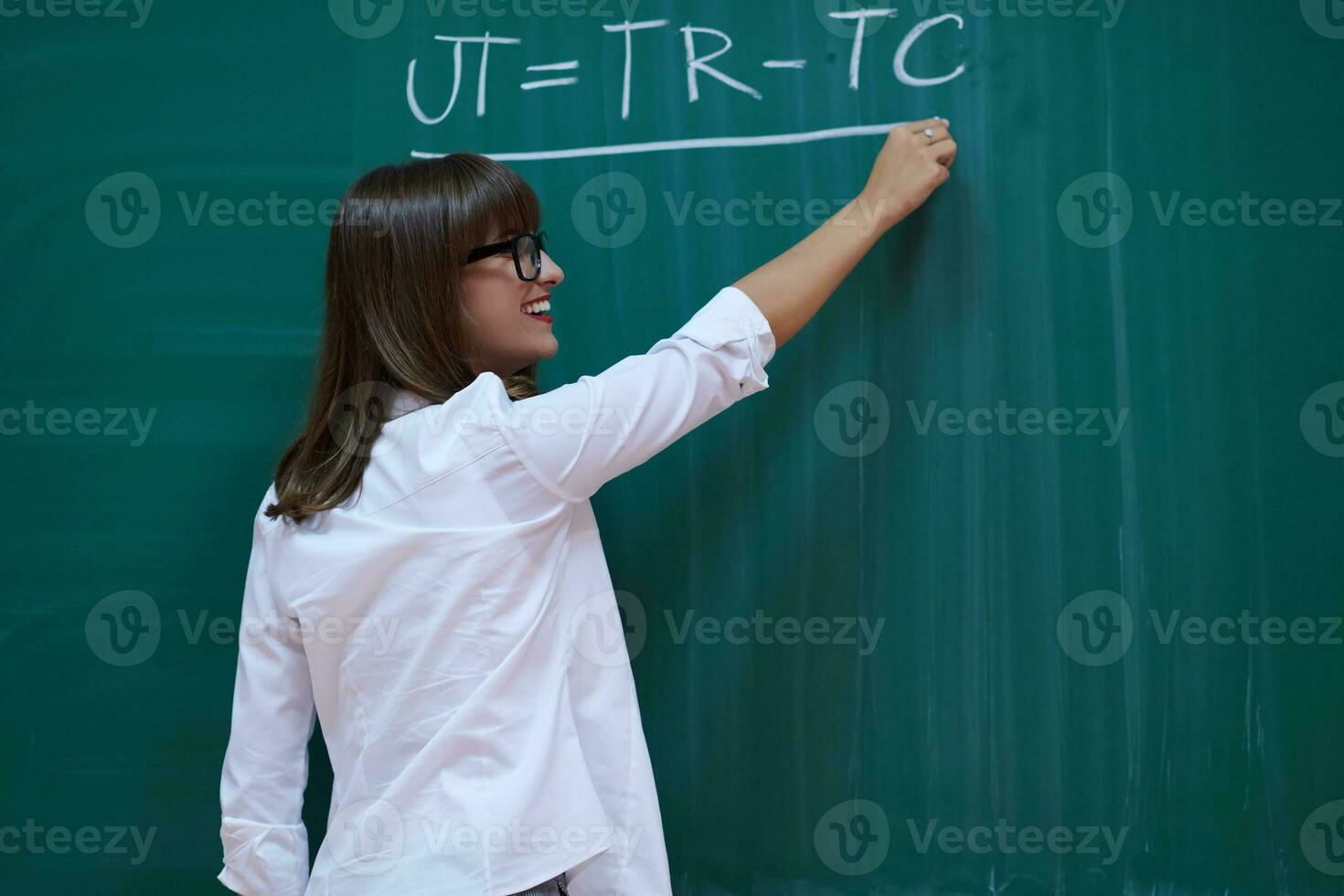 le professeur explique la tâche au tableau photo