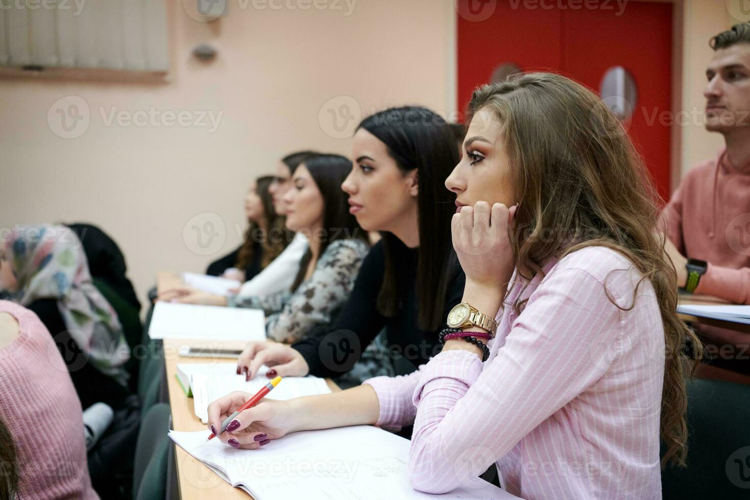 Groupe d'étudiants en amphithéâtre photo