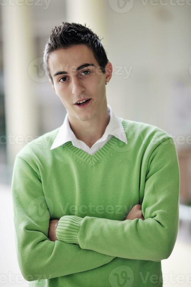 portrait masculin étudiant sur le campus photo