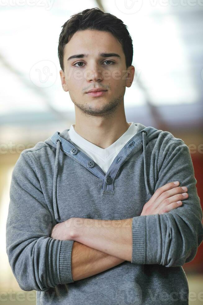 portrait masculin étudiant sur le campus photo