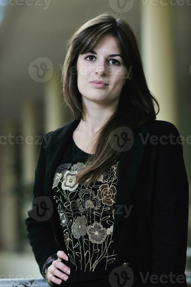 portrait d'étudiante sur le campus universitaire photo