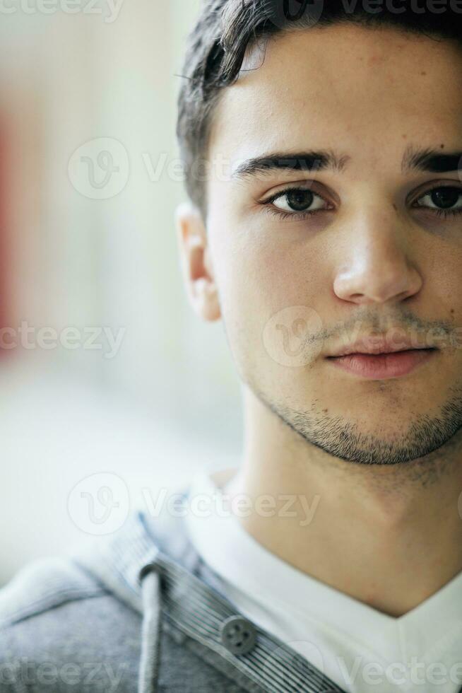 portrait masculin étudiant sur le campus photo