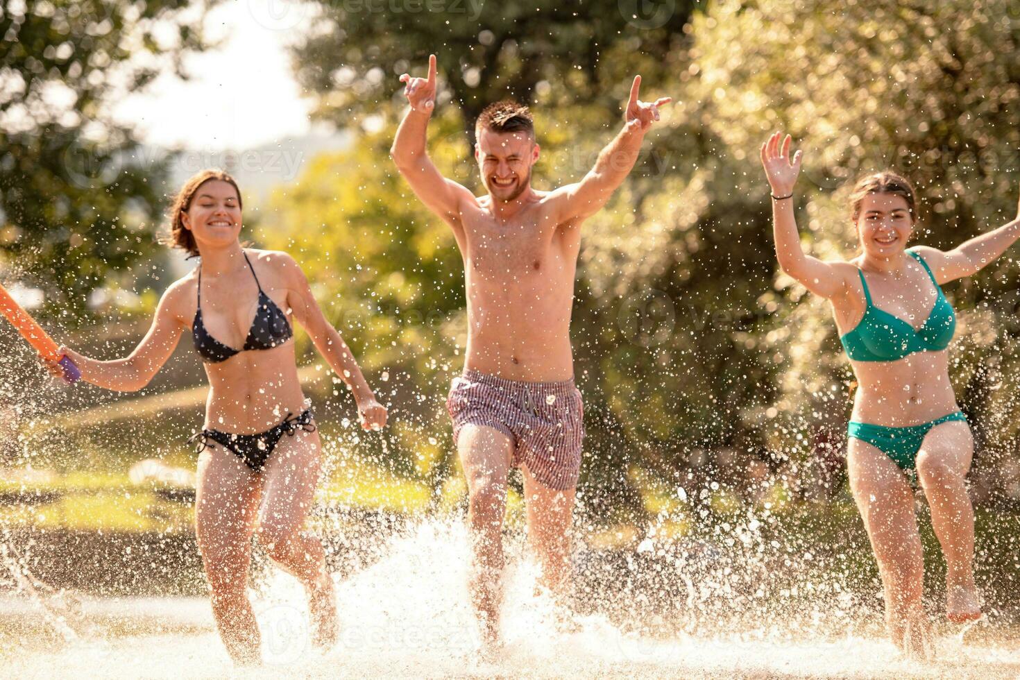 amis de joie d'été s'amusant sur la rivière photo