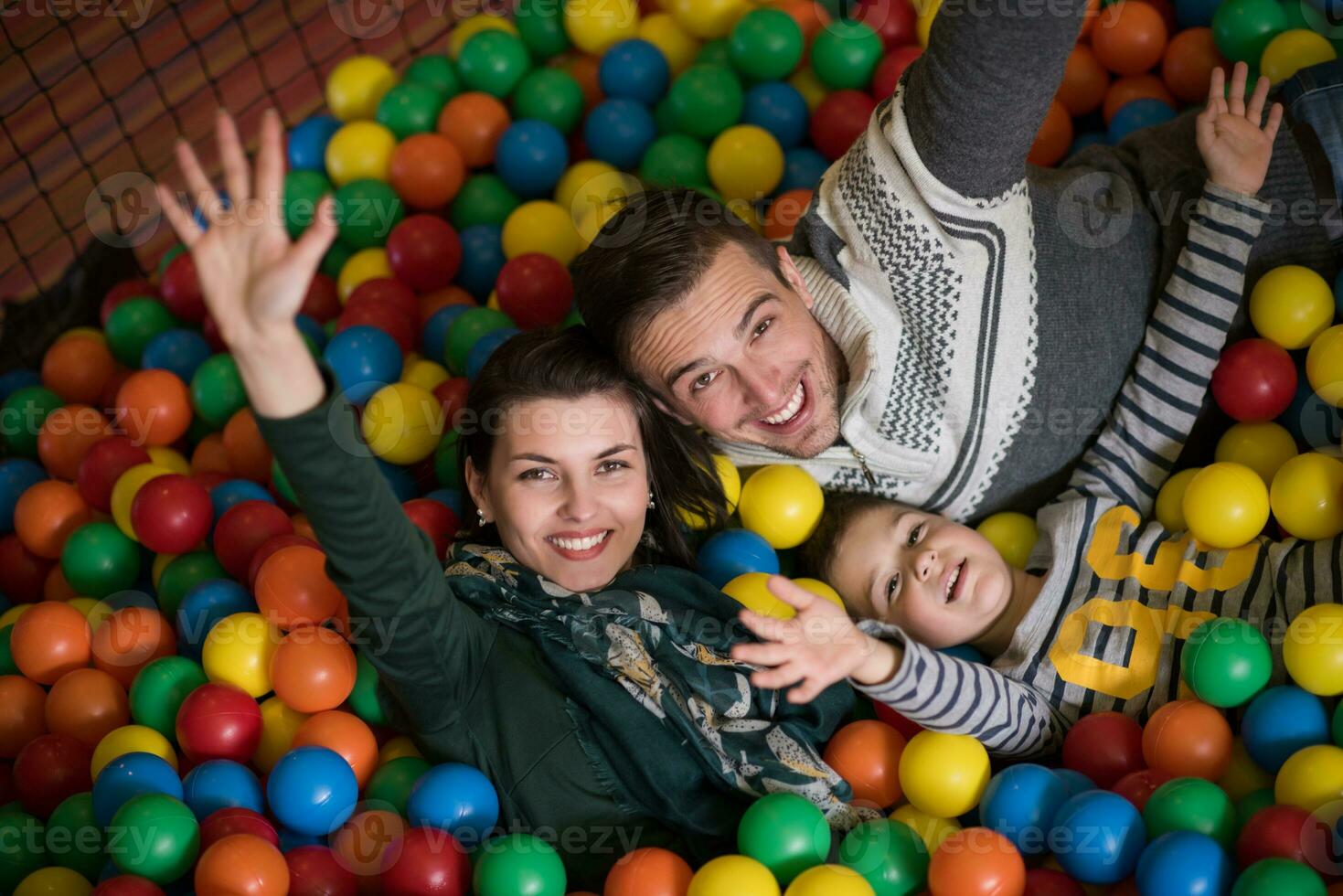 jeunes parents avec enfants dans une salle de jeux pour enfants photo