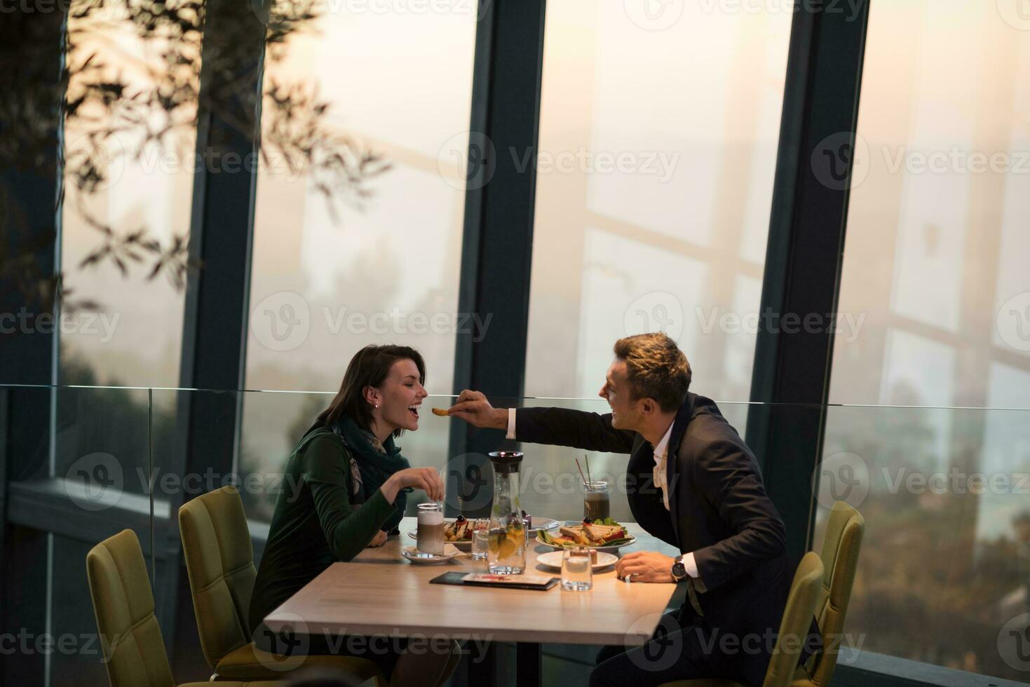 couple lors d'un dîner romantique au restaurant photo