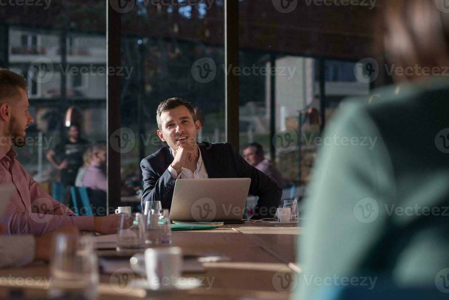 équipe commerciale lors d'une réunion dans un immeuble de bureaux moderne photo