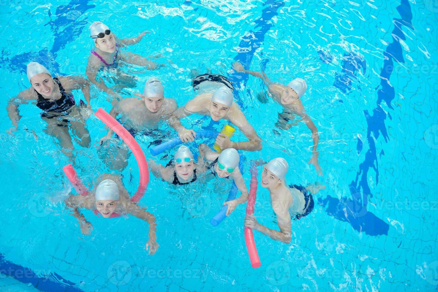 groupe d'enfants à la piscine photo