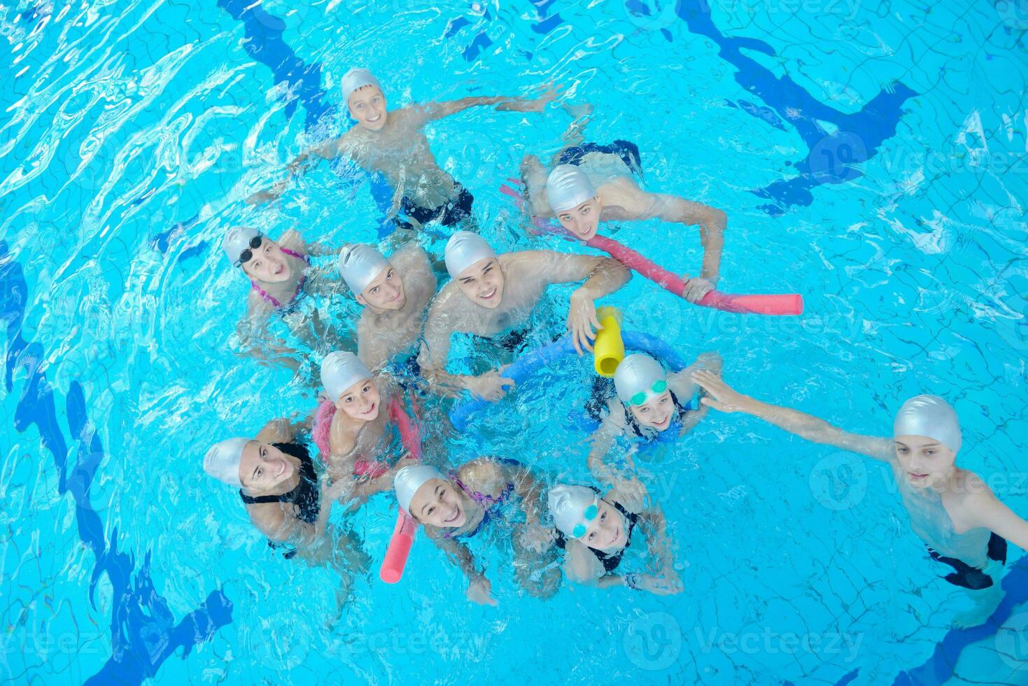 groupe d'enfants à la piscine photo