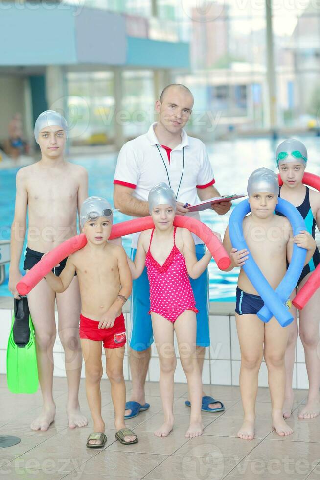 groupe d'enfants à la piscine photo