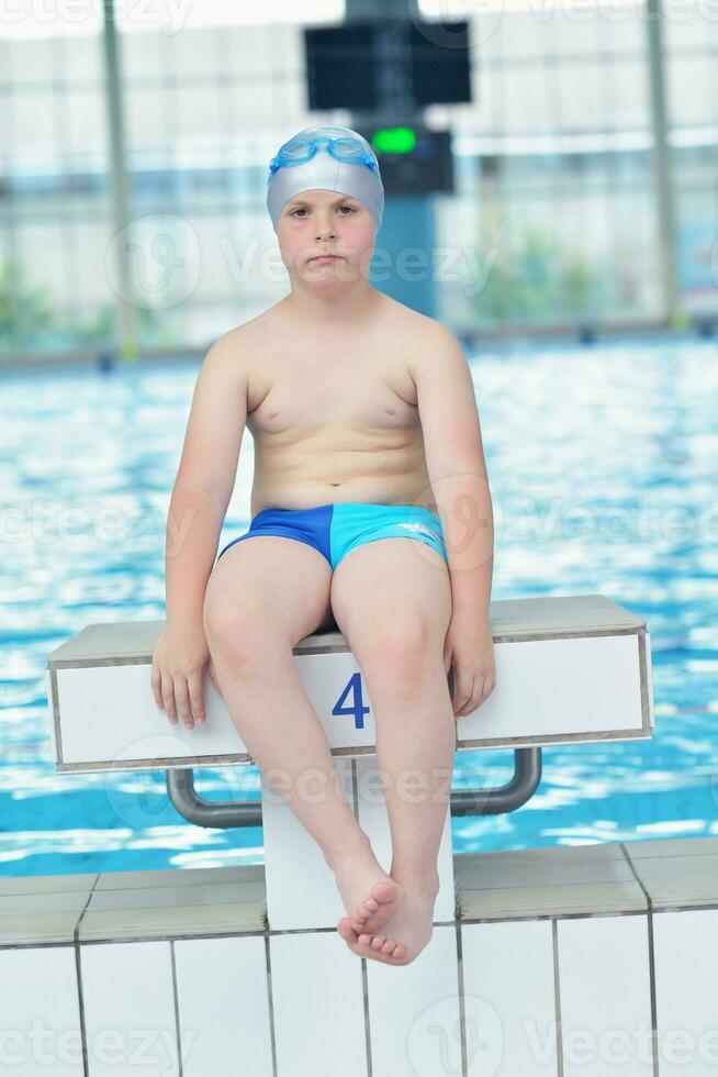 portrait d'enfant sur la piscine photo