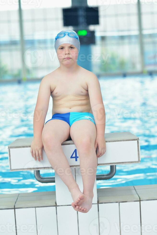portrait d'enfant sur la piscine photo