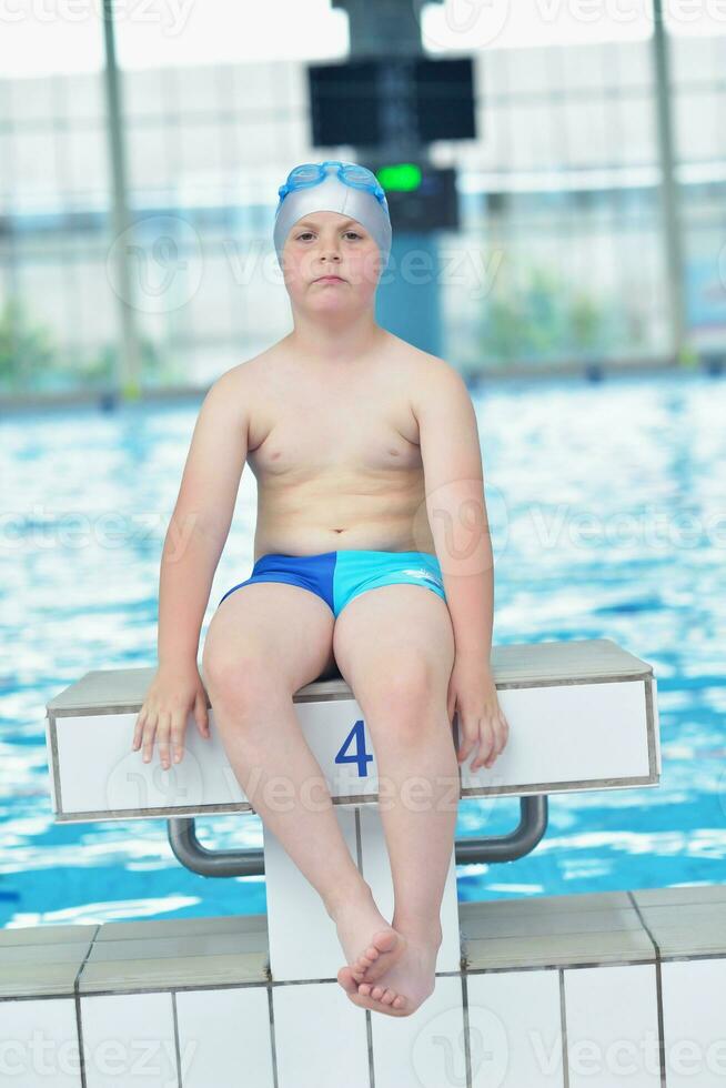 portrait d'enfant sur la piscine photo