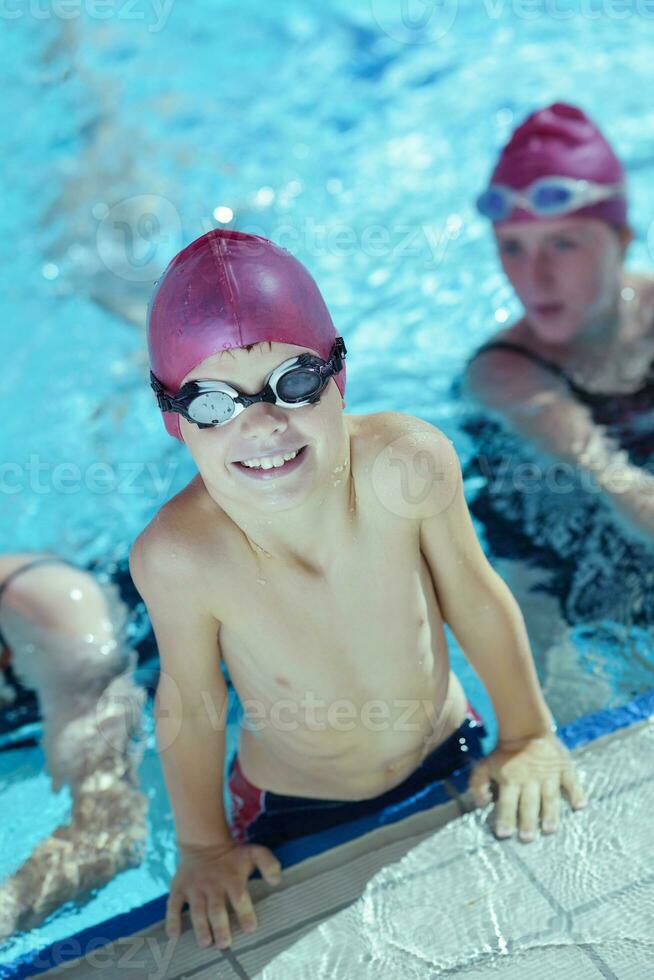 groupe d'enfants heureux à la piscine photo