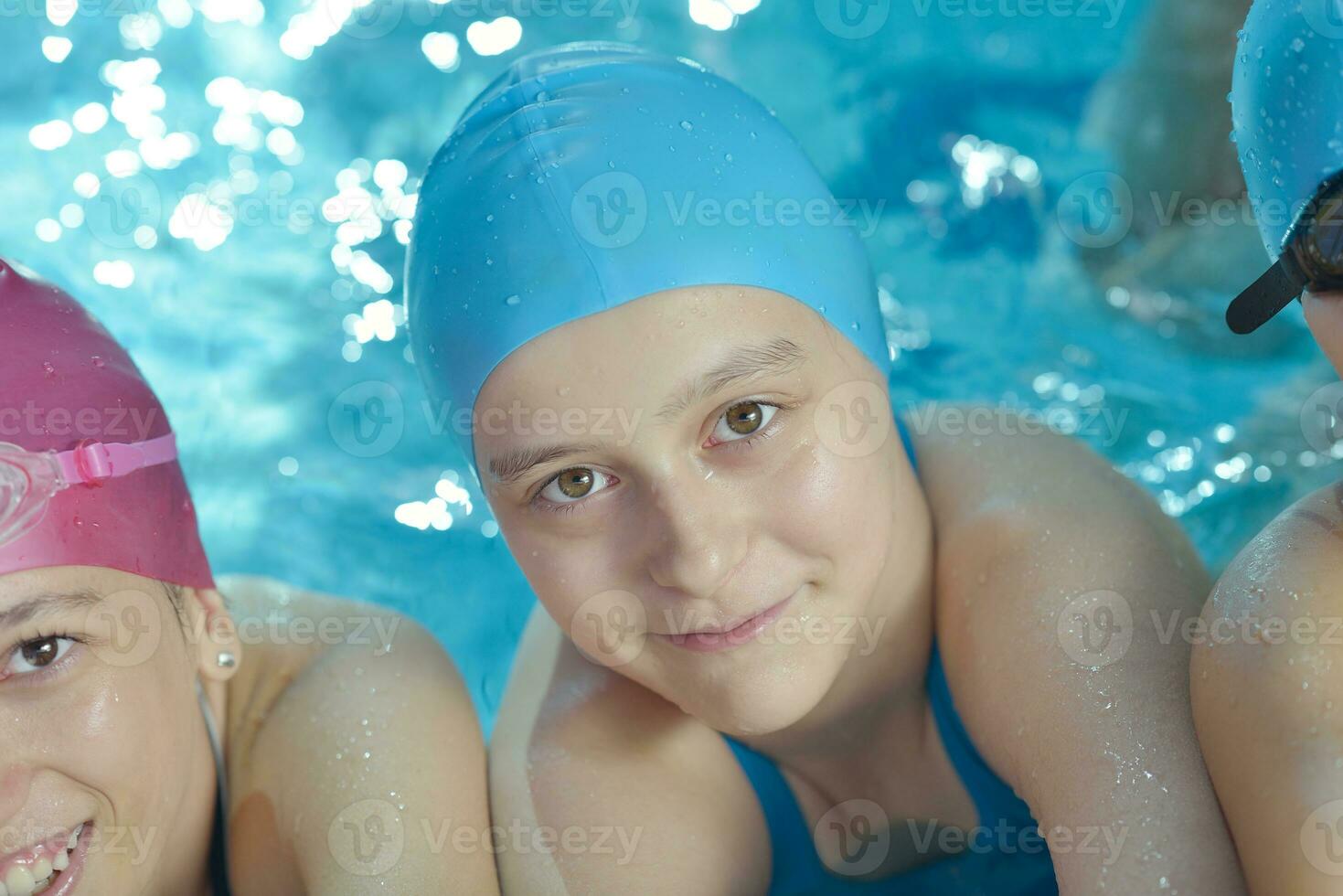 enfants heureux à la piscine photo