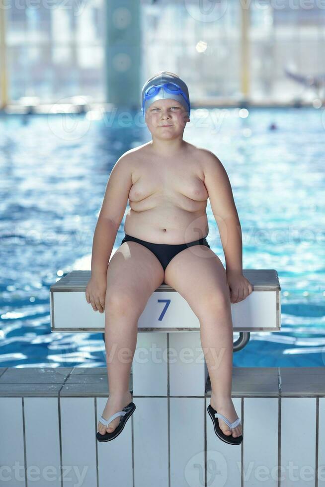 enfant heureux sur la piscine photo