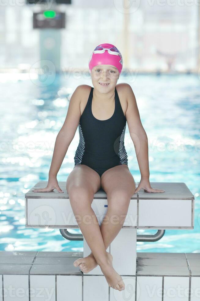 enfant heureux sur la piscine photo