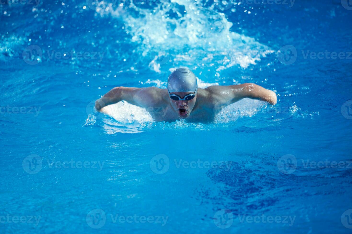 exercice de nageur sur le caca de piscine intérieure photo