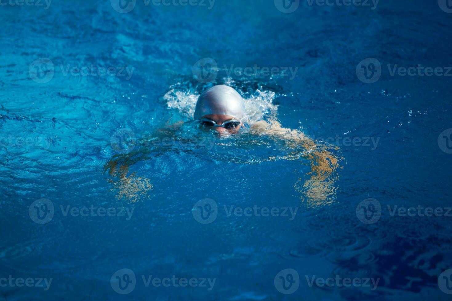 exercice de nageur sur le caca de piscine intérieure photo