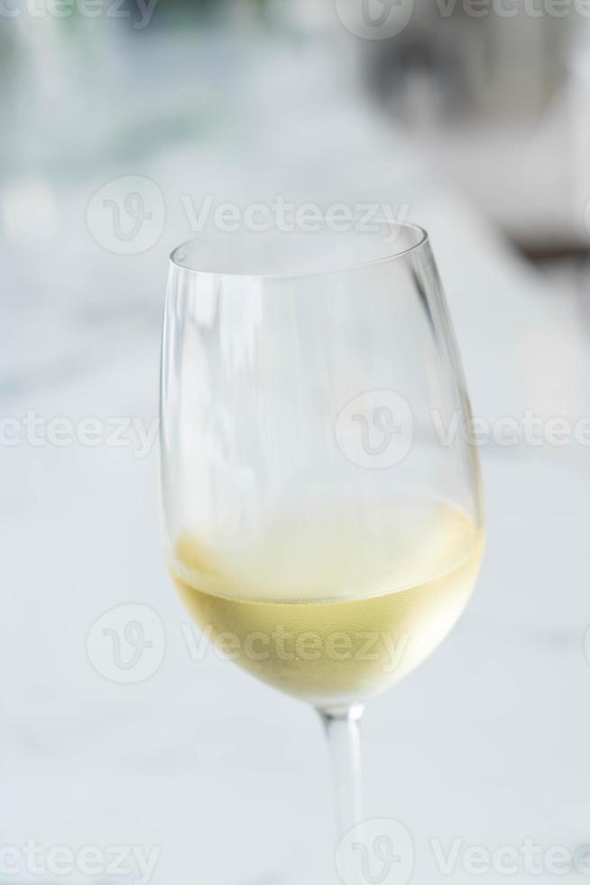 un verre de vin mousseux au restaurant photo