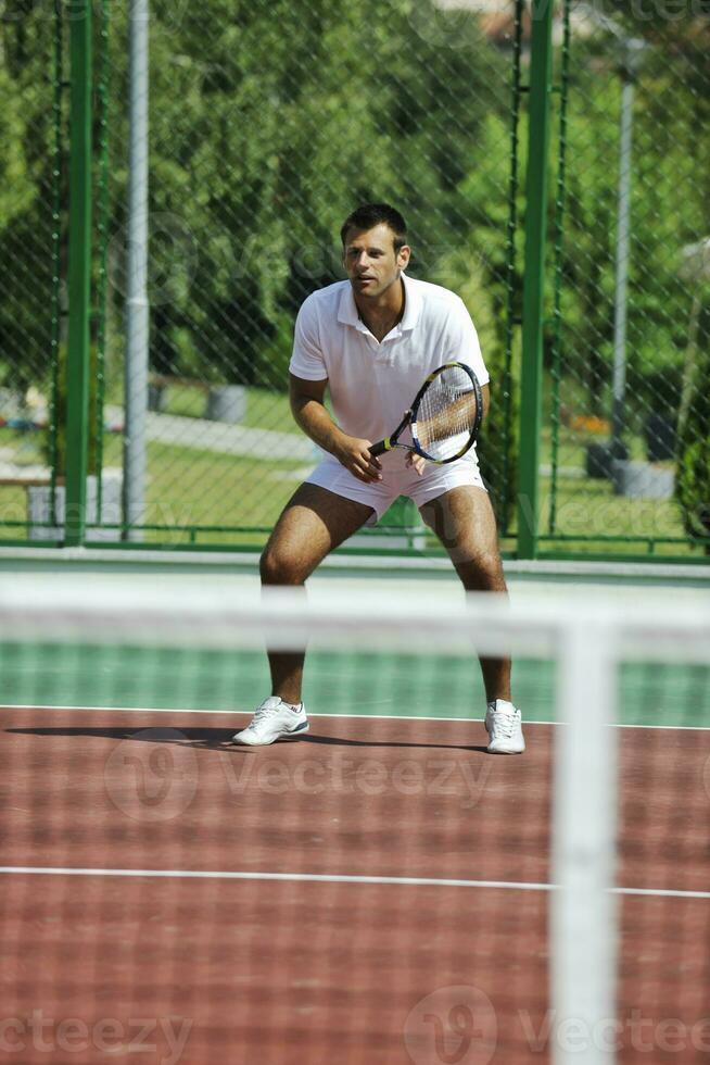 Jeune homme jouer tennis en plein airjeune homme jouer tennis Extérieur photo