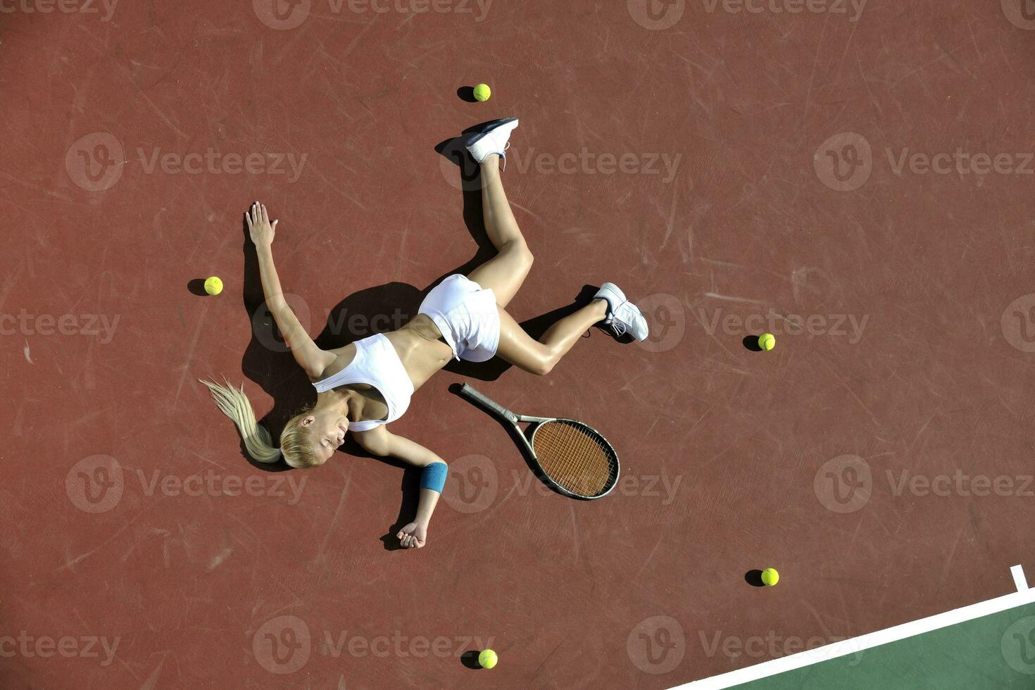 jeune femme jouer au tennis en plein air photo