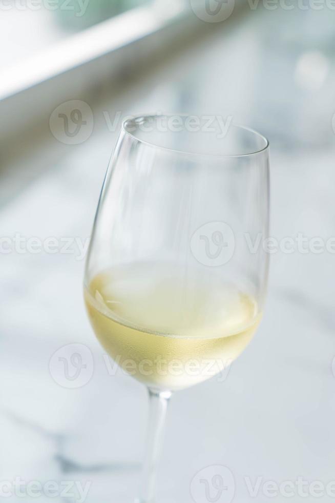 un verre de vin mousseux au restaurant photo