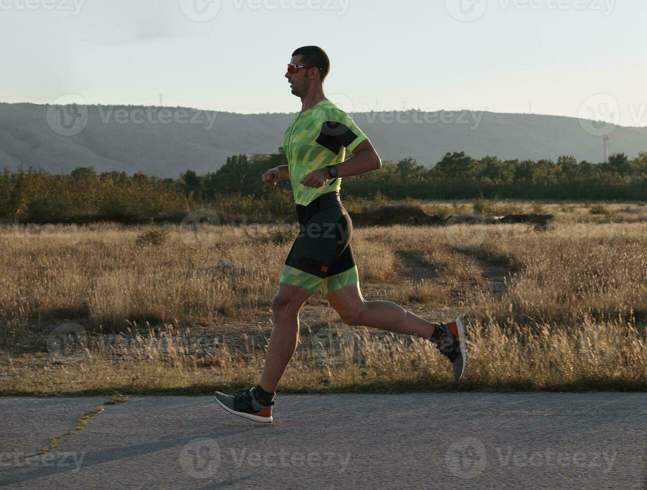 athlète de triathlon s'exécutant sur l'entraînement du matin photo