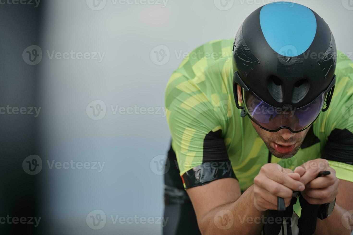 athlète de triathlon faisant du vélo photo