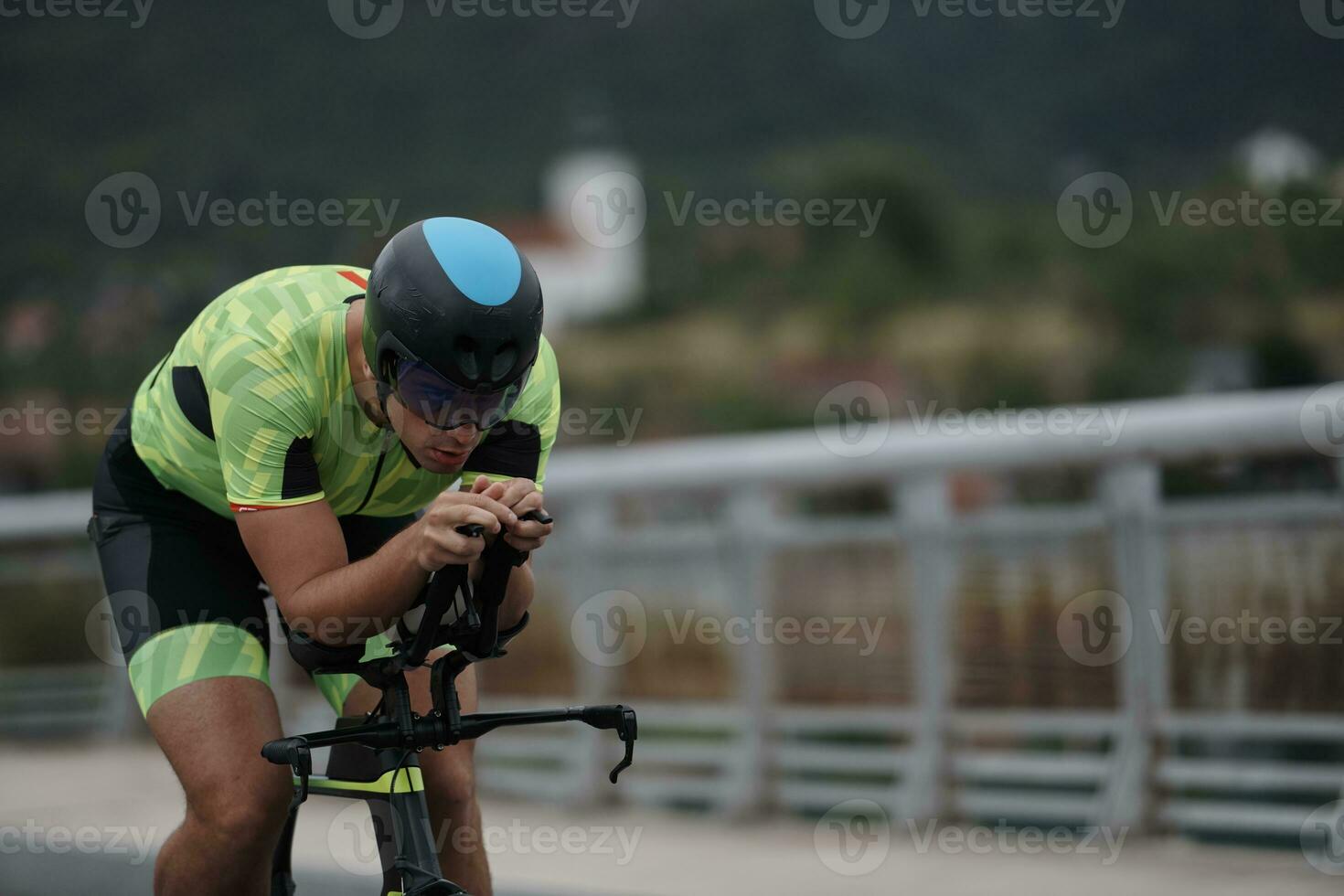 athlète de triathlon faisant du vélo lors de l'entraînement du matin photo