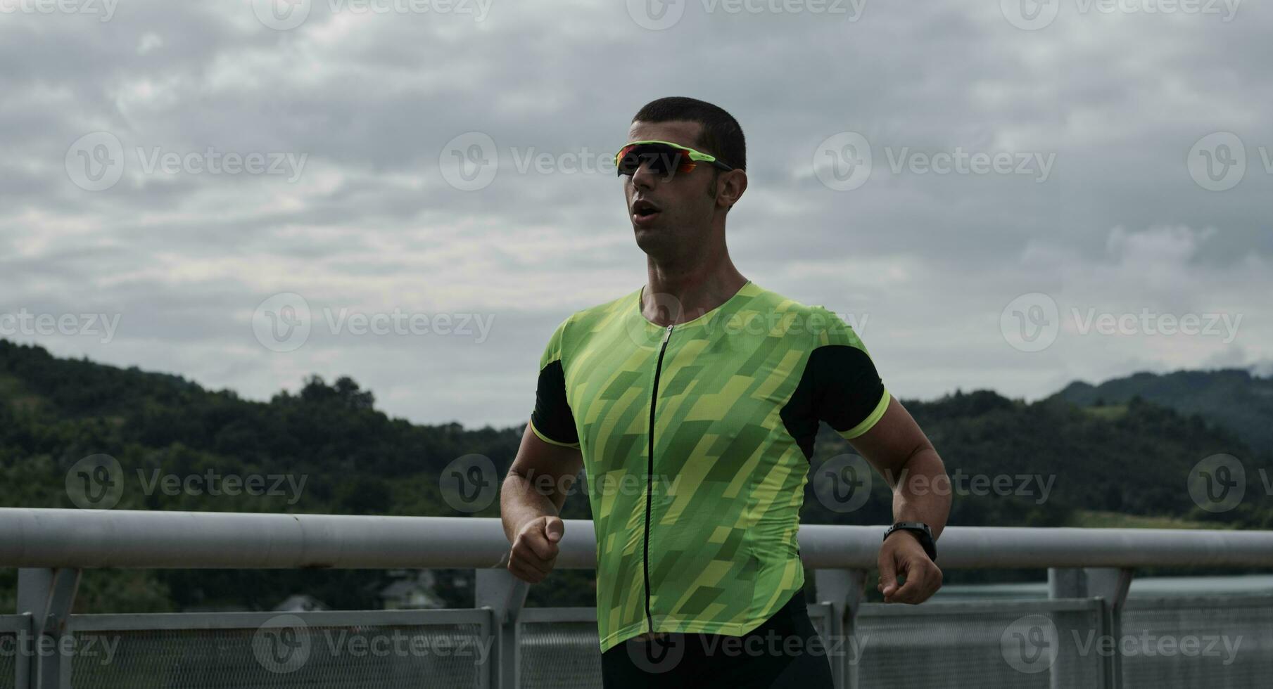 athlète de triathlon courant dans la rue photo