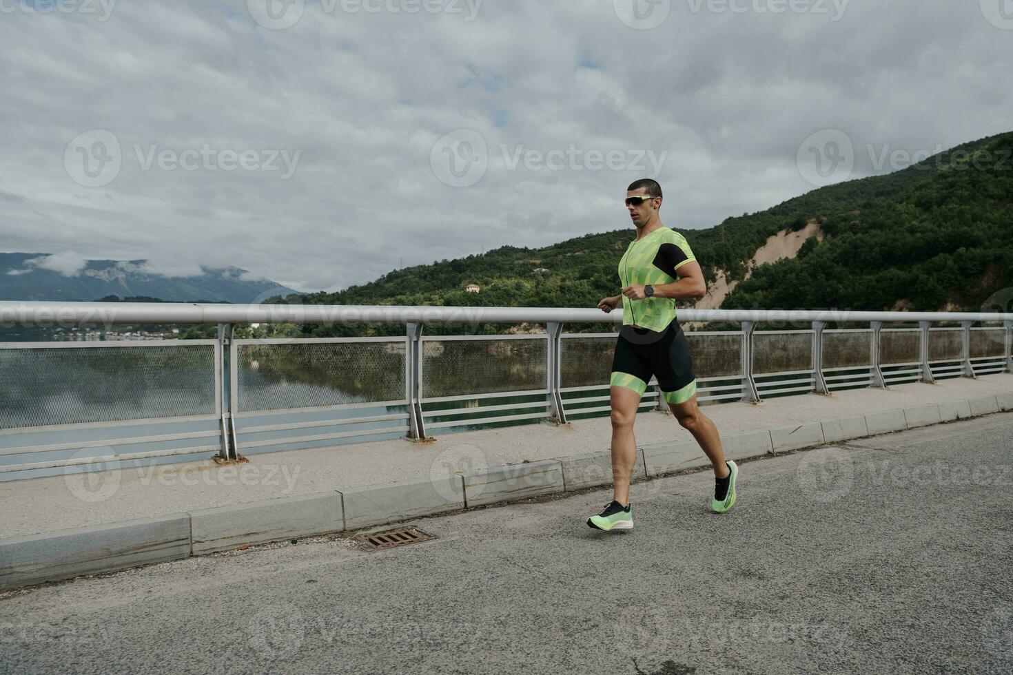 athlète de triathlon courant dans la rue photo