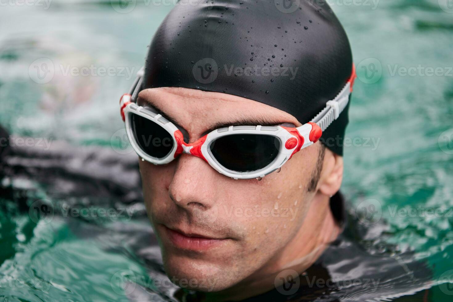 portrait de nageur triathlète portant une combinaison de plongée à l'entraînement photo