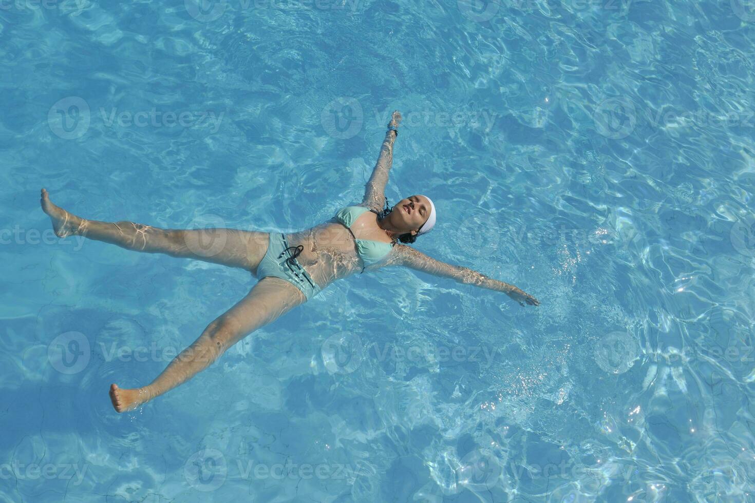 femme se détendre à la piscine photo