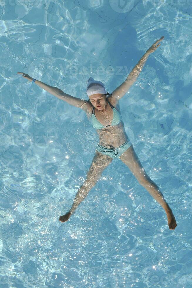 femme se détendre à la piscine photo