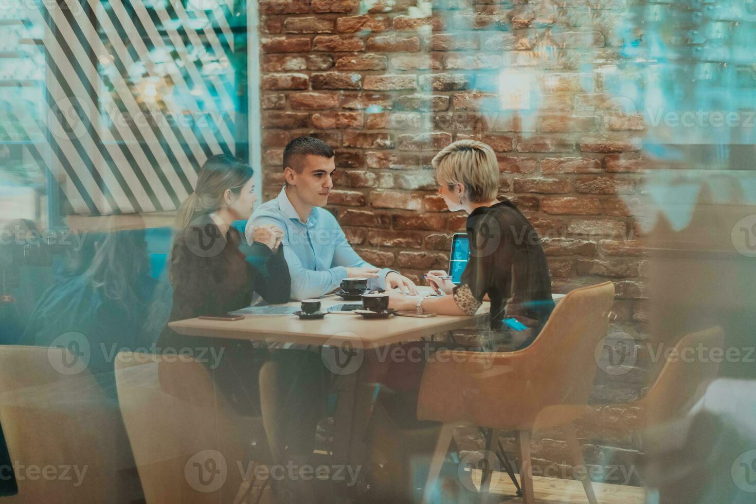 content hommes d'affaires souriant gaiement pendant une réunion dans une café magasin. groupe de réussi affaires professionnels travail comme une équipe dans une multiculturel lieu de travail. photo