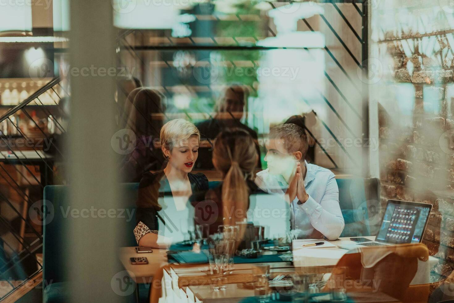 content hommes d'affaires souriant gaiement pendant une réunion dans une café magasin. groupe de réussi affaires professionnels travail comme une équipe dans une multiculturel lieu de travail. photo