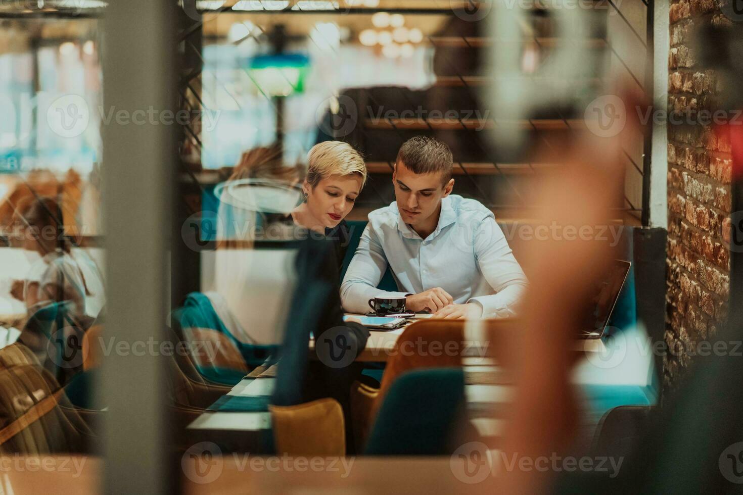 content hommes d'affaires souriant gaiement pendant une réunion dans une café magasin. groupe de réussi affaires professionnels travail comme une équipe dans une multiculturel lieu de travail. photo