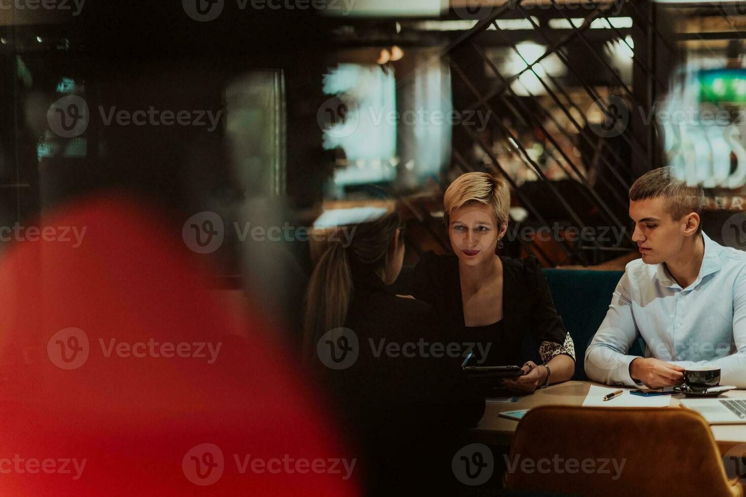 content hommes d'affaires souriant gaiement pendant une réunion dans une café magasin. groupe de réussi affaires professionnels travail comme une équipe dans une multiculturel lieu de travail. photo