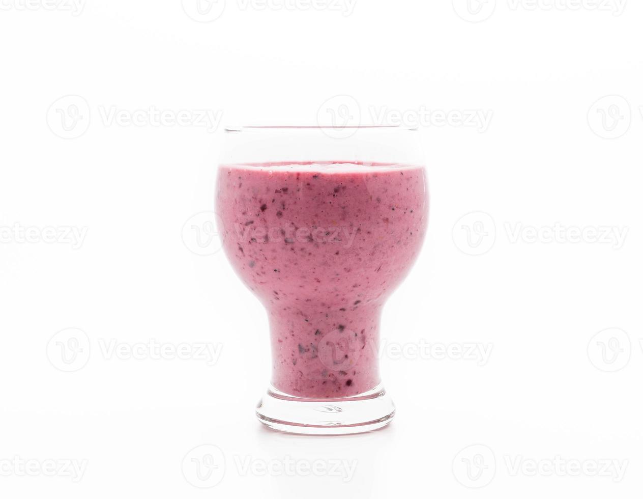 Baies mélangées avec des smoothies au yogourt sur fond blanc photo