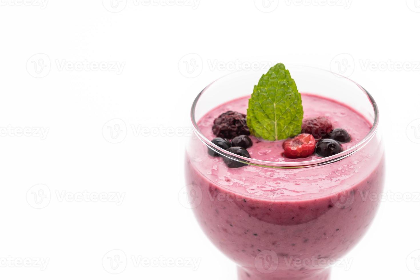 Baies mélangées avec des smoothies au yogourt sur fond blanc photo