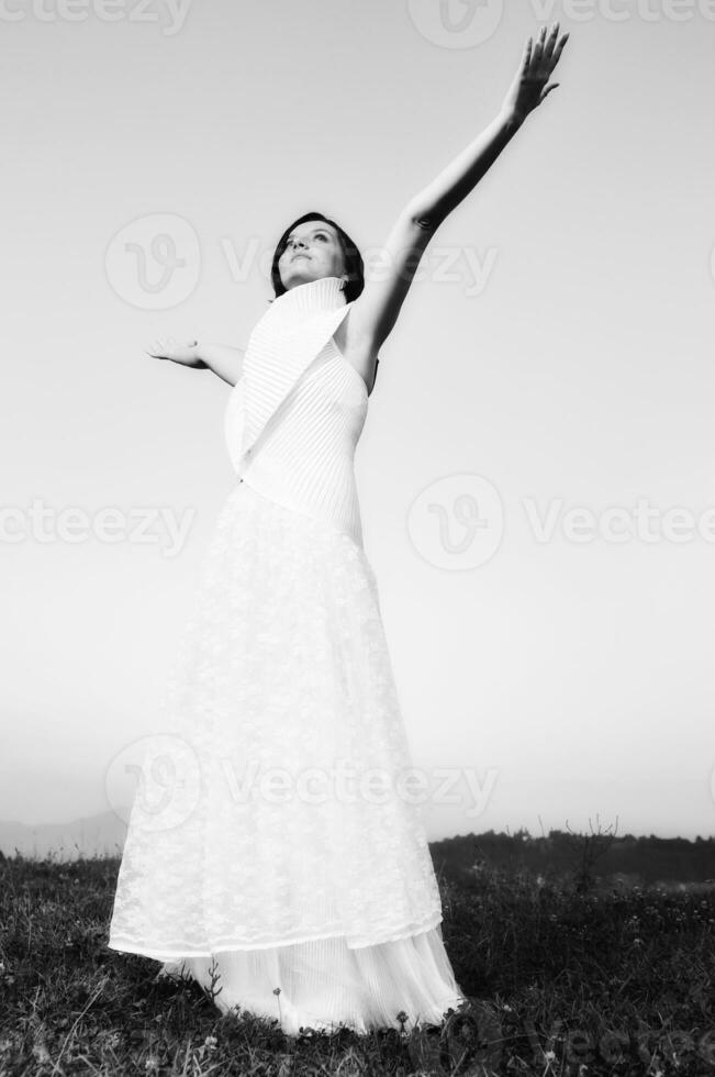 magnifique la mariée en plein air dans noir et blanc photo