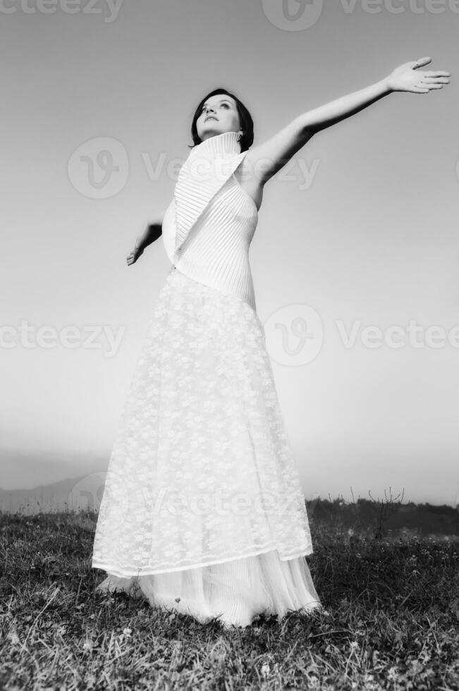 magnifique la mariée en plein air dans noir et blanc photo