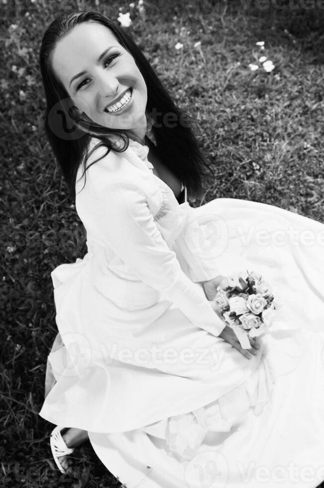 belle mariée en plein air après la cérémonie de mariage photo